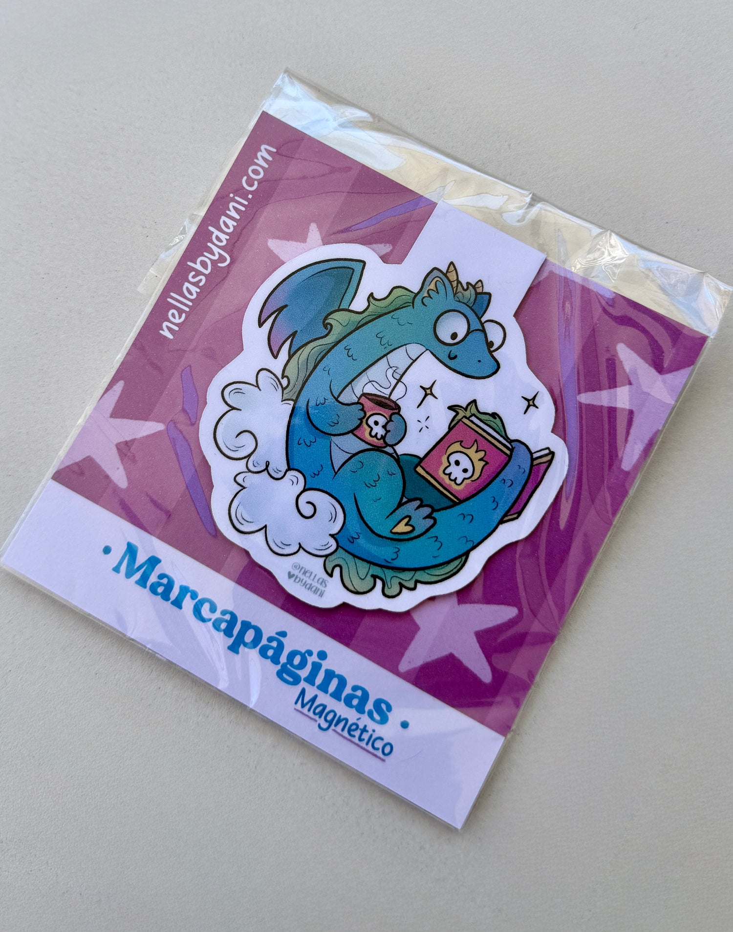 marcapáginas
marcapáginas magnético
bookmark
bookmark magnético
papelería ilustrada
regalo lector
regalos originales
accesorios de libros
dragoncito
ilustración original
