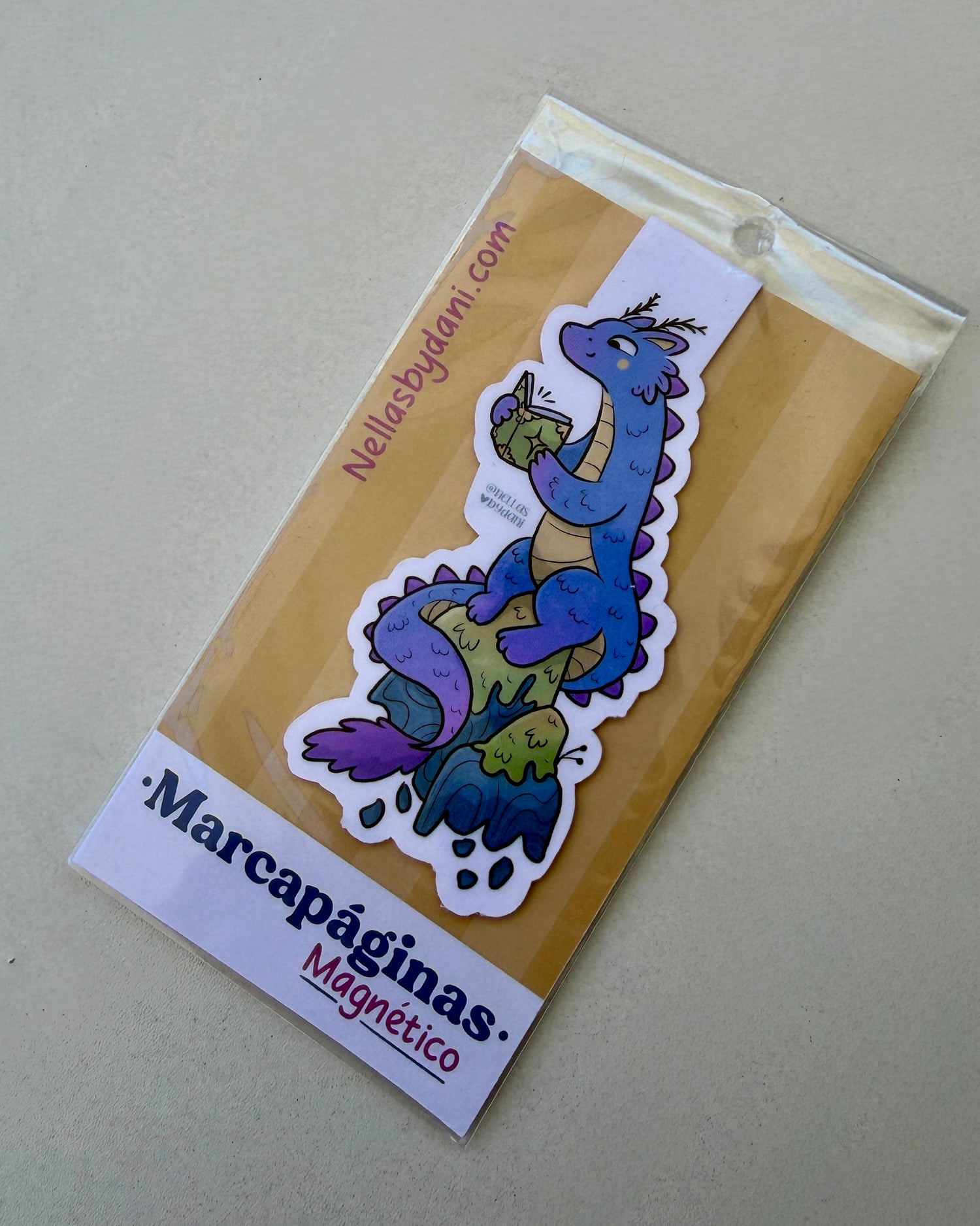 marcapáginas
marcapáginas magnético
bookmark
bookmark magnético
papelería ilustrada
regalo lector
regalos originales
accesorios de libros
dragoncito
ilustración original
